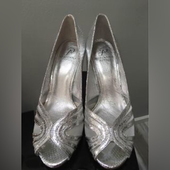Adrianna Papell Shoes - Adrianna Papell
Silver Metals,Fergie Peep Toe Pumps
Size: US 8.5